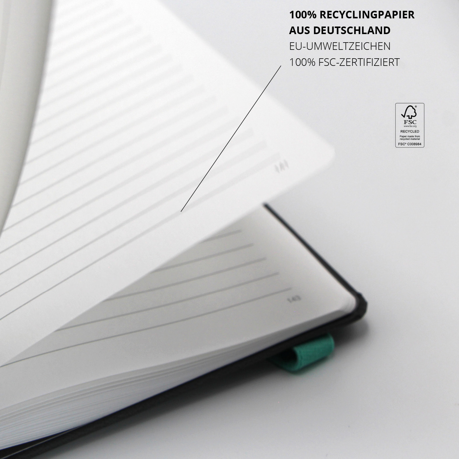 Nahaufnahme der Innenseiten aus 100 % Recyclingpapier mit EU-Ecolabel und FSC-Zertifizierung.