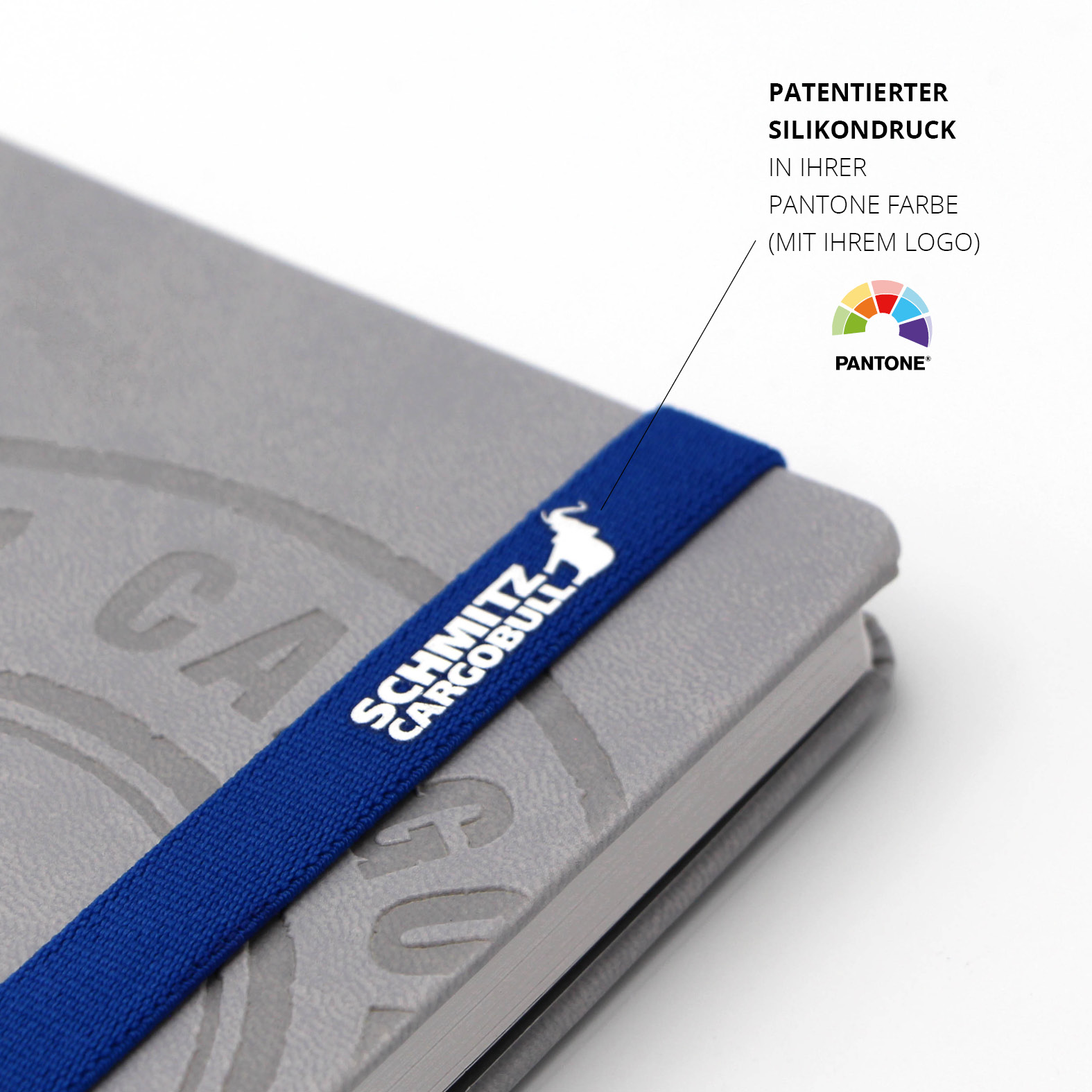 Nahaufnahme des patentierten Silikondrucks auf dem blauen Lanyband® mit weißem Schmitz Cargobull Logo, umgesetzt in der individuellen Pantone-Farbe des Unternehmens.