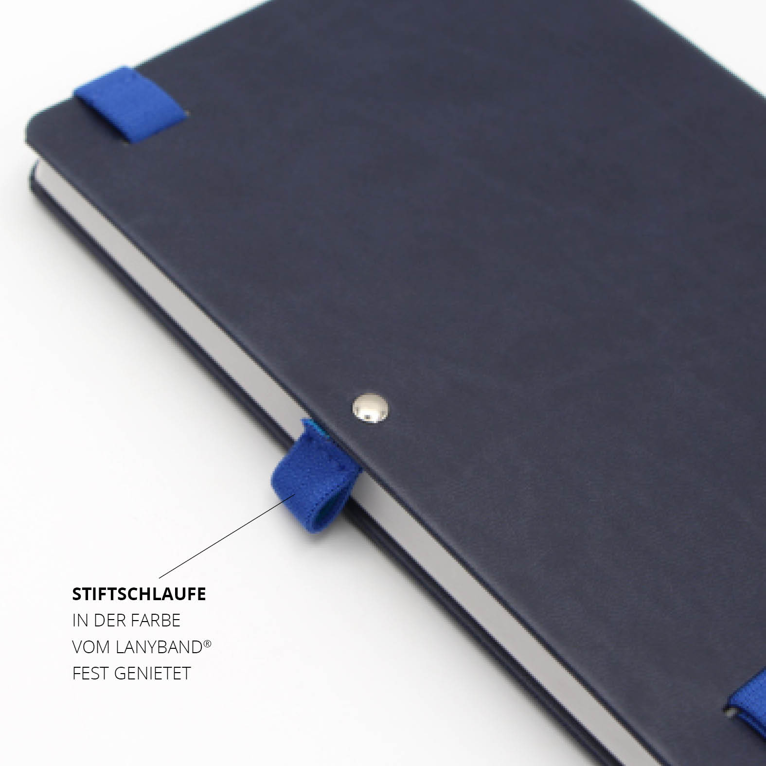 Detailansicht der fest vernieteten Stiftschlaufe eines Lanybook® Notizbuchs, farblich abgestimmt auf das blaue Lanyband®.