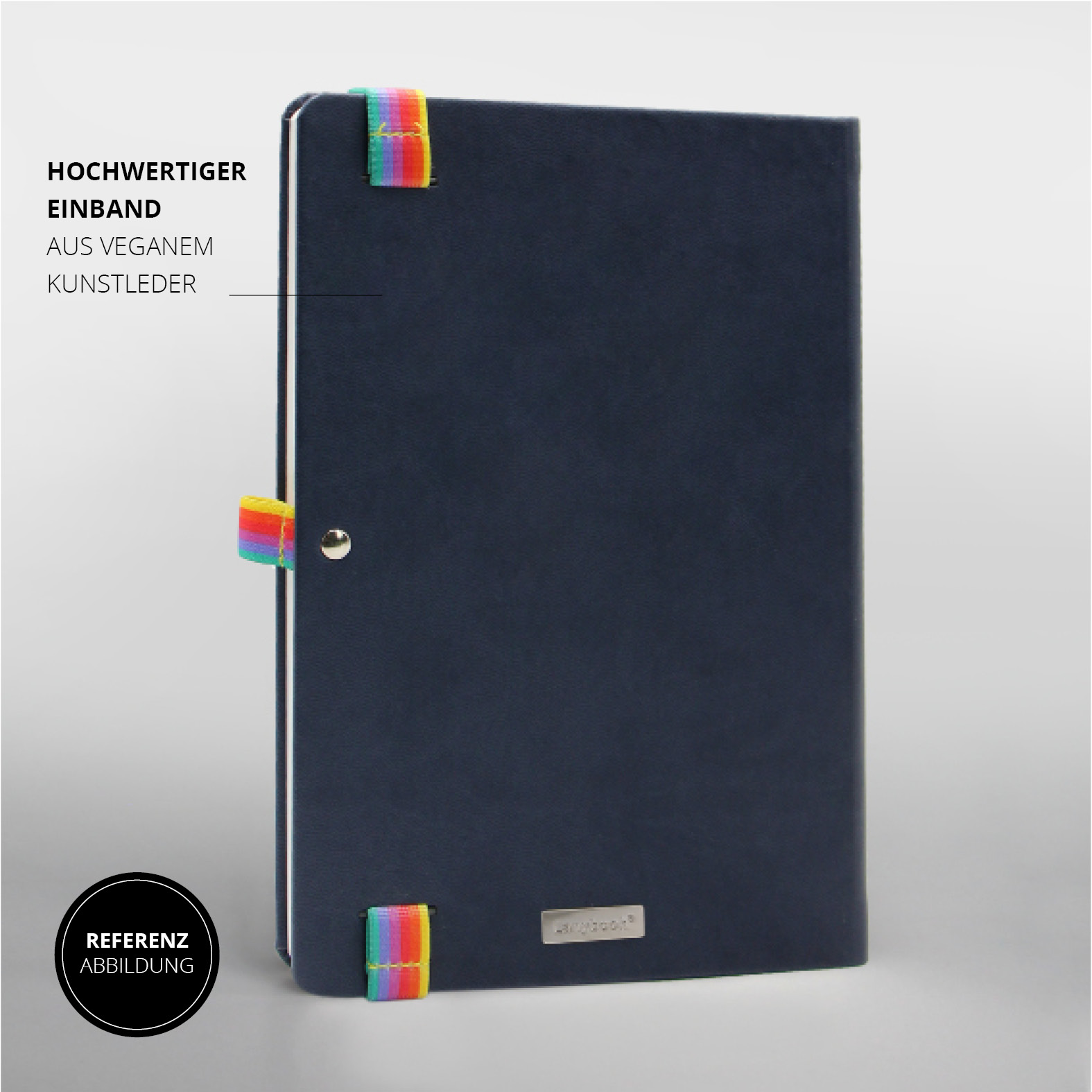 Rückansicht des dunkelblauen Lanybook® mit veganem Kunstledereinband und drei befestigten Regenbogen-Bändern. Links eine genietete Stiftschlaufe und unten ein metallenes Lanybook®-Logo.