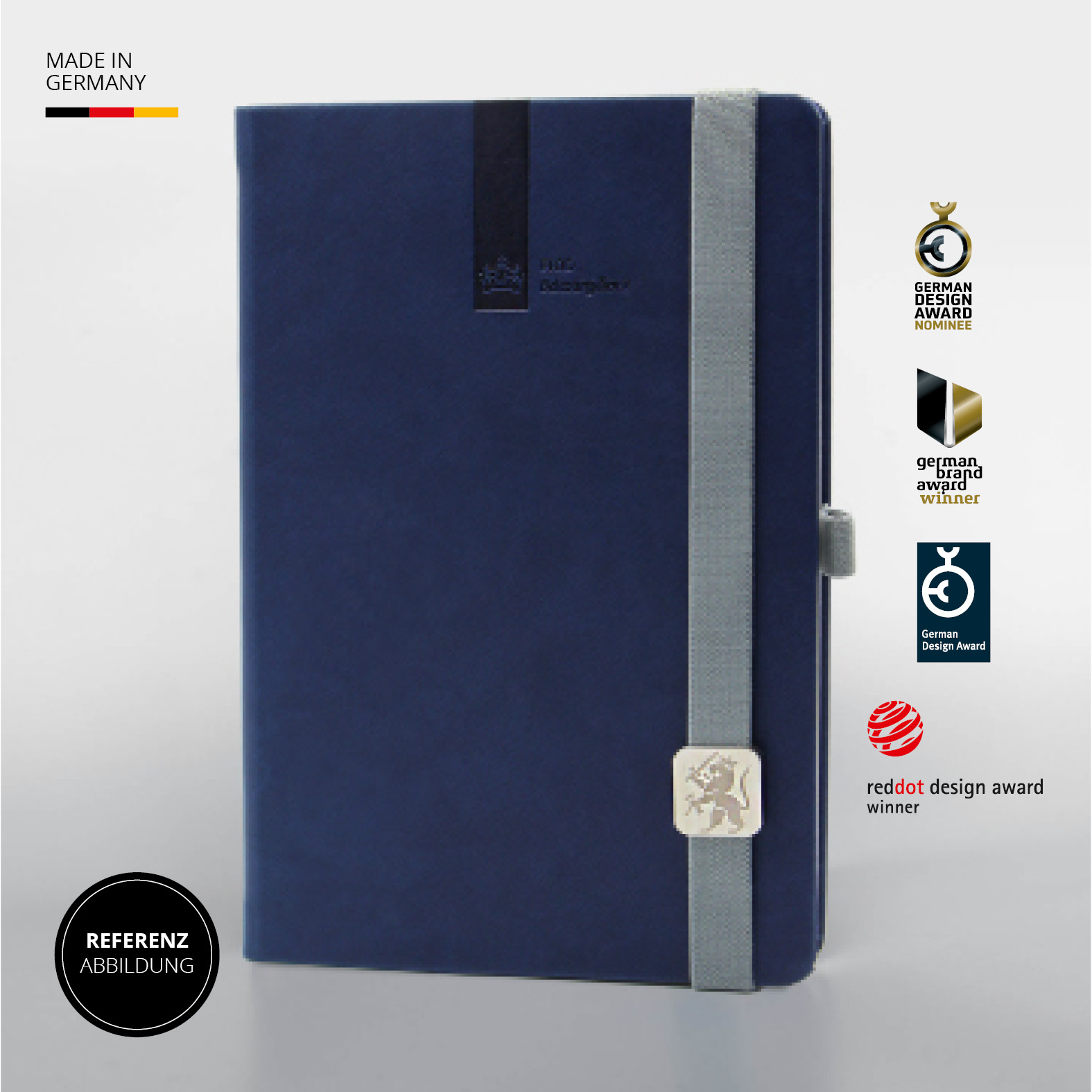 Blaues Lanybook® mit grauem Lanyband® und individuellem Logo, flankiert von renommierten Design-Auszeichnungen wie dem Red Dot Design Award und dem German Design Award.