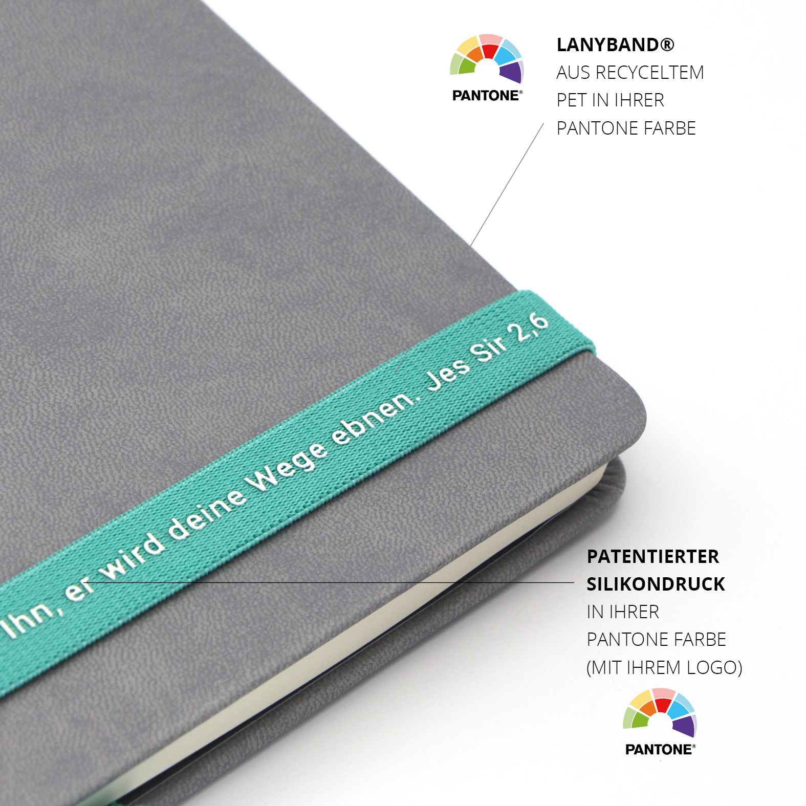 Türkisfarbenes Lanyband® aus recyceltem PET mit weißem Bibelzitat im Silikondruck, gespannt über den grauen Buchdeckel.