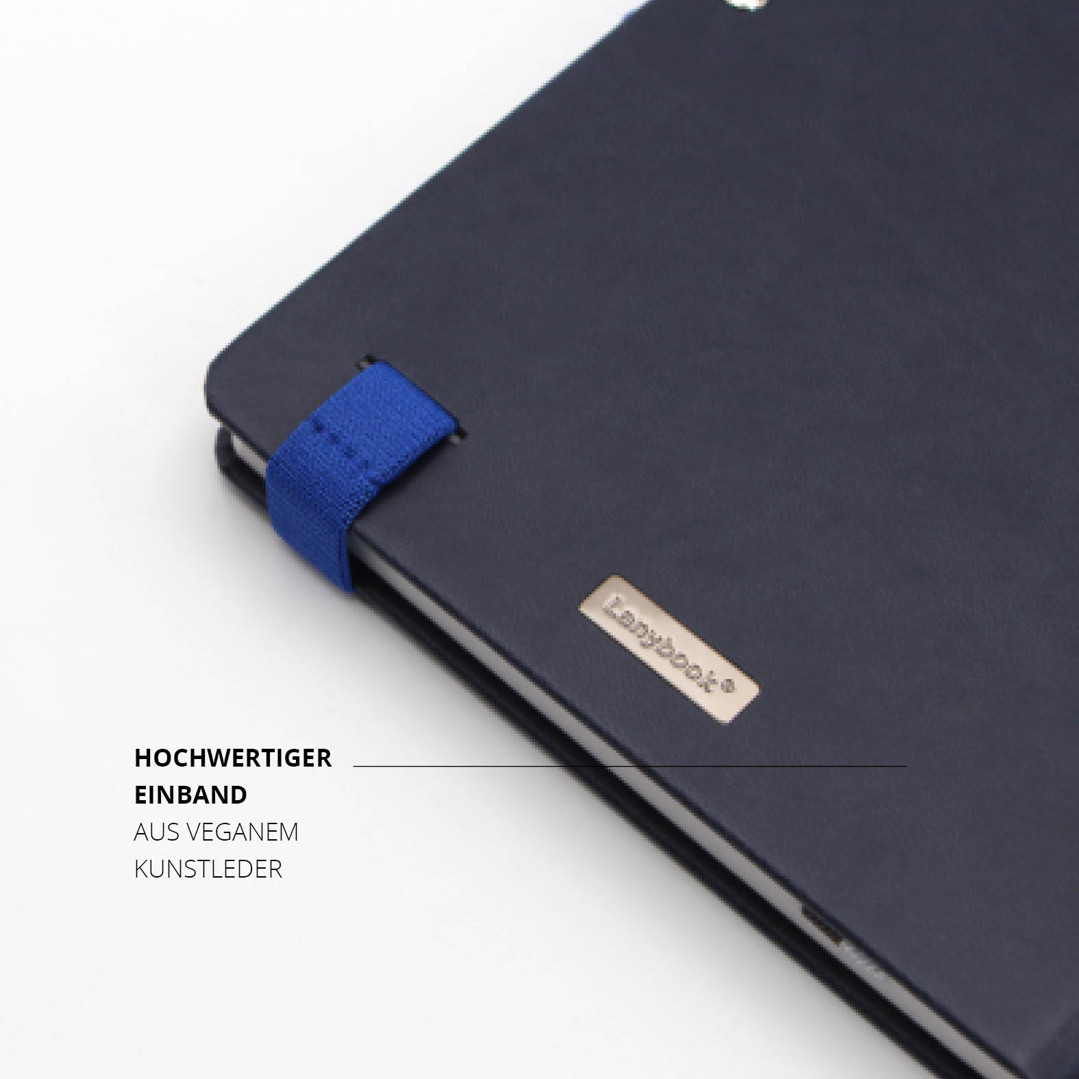 Detailansicht des hochwertigen Lanybook® Einbands aus veganem Kunstleder mit feiner Oberfläche und integrierter Stiftschlaufe in Blau.
