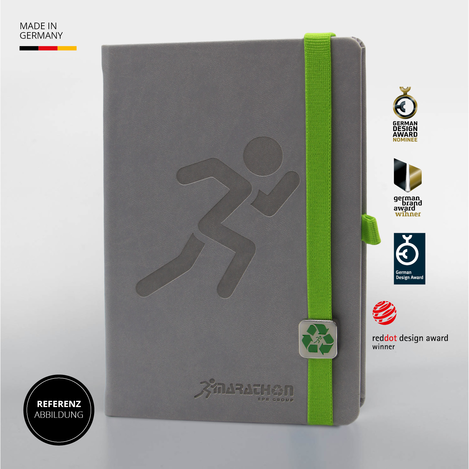 Graues Lanybook® Notizbuch mit grünem Elastikband, individueller Prägung und Lanybutton® mit Recycling-Symbol. Auszeichnungen: Red Dot, German Design Award, German Brand Award.