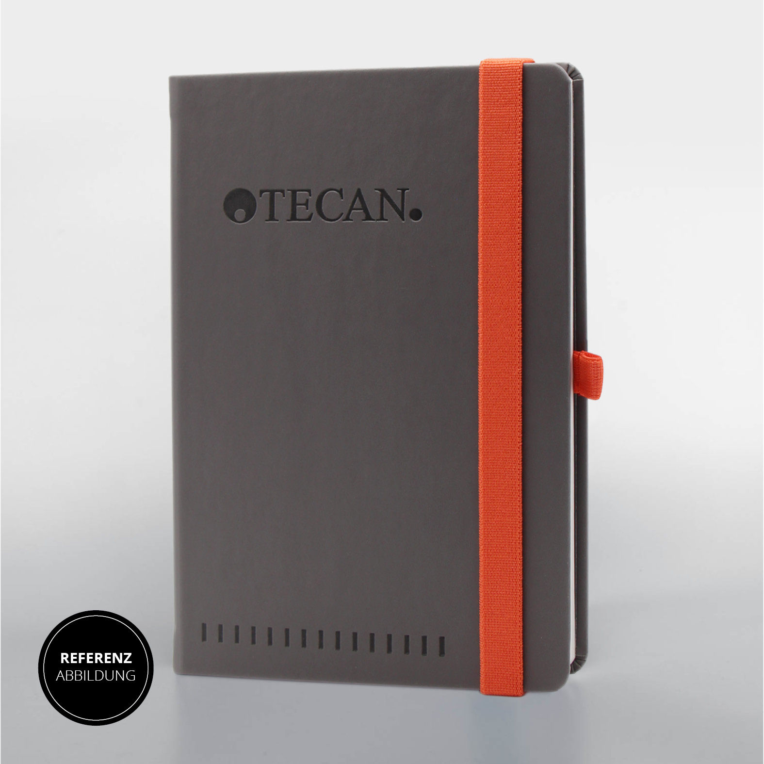 Lanybook® Nature in Grau mit orangem Lanyband® und Logo-Prägung des Referenzkunden Tecan. Edler Einband aus veganem Apfelleder, gefertigt in Deutschland – Referenzabbildung.