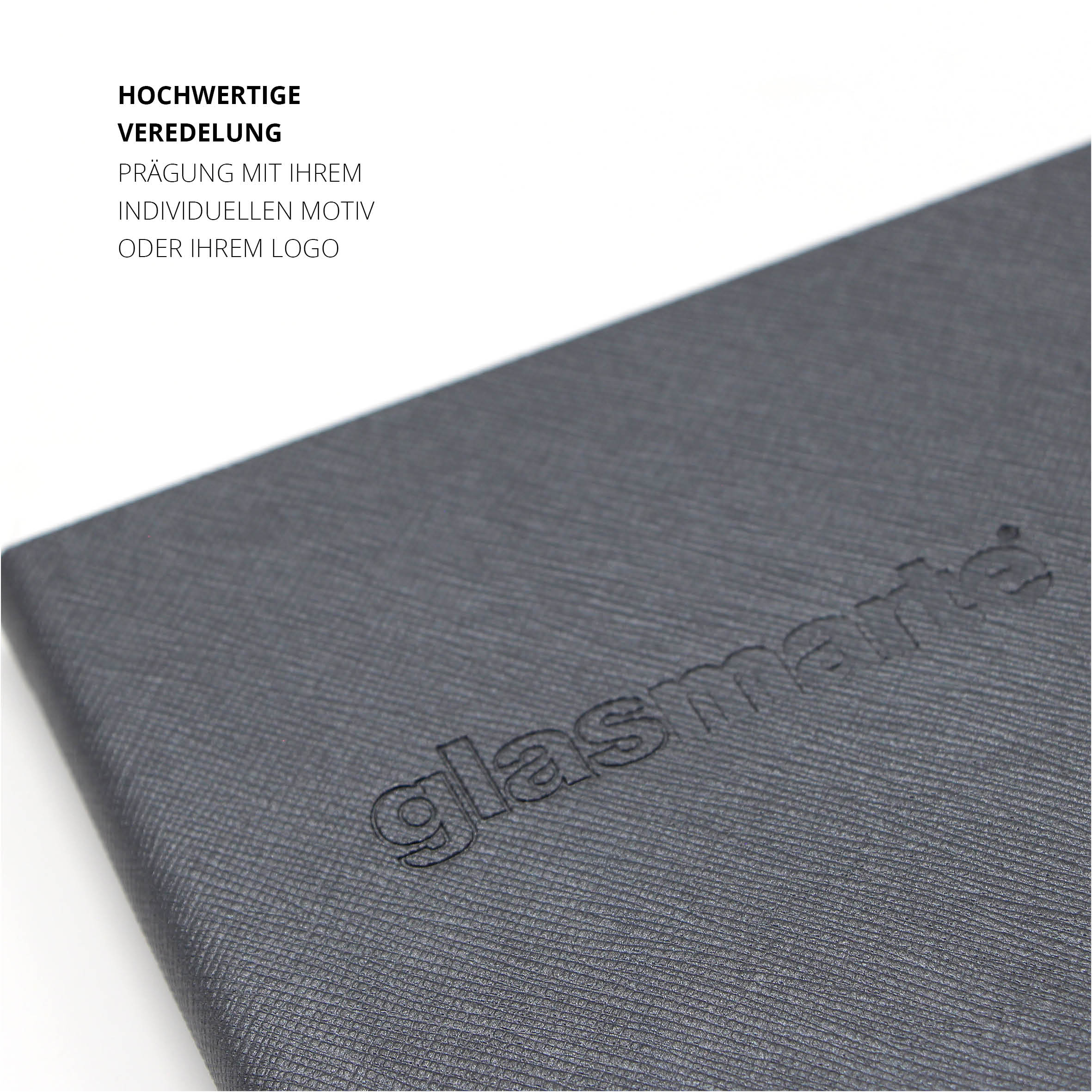 Individuelle Logo-Prägung von glas.marte auf grauem Lanybook Notizbuch