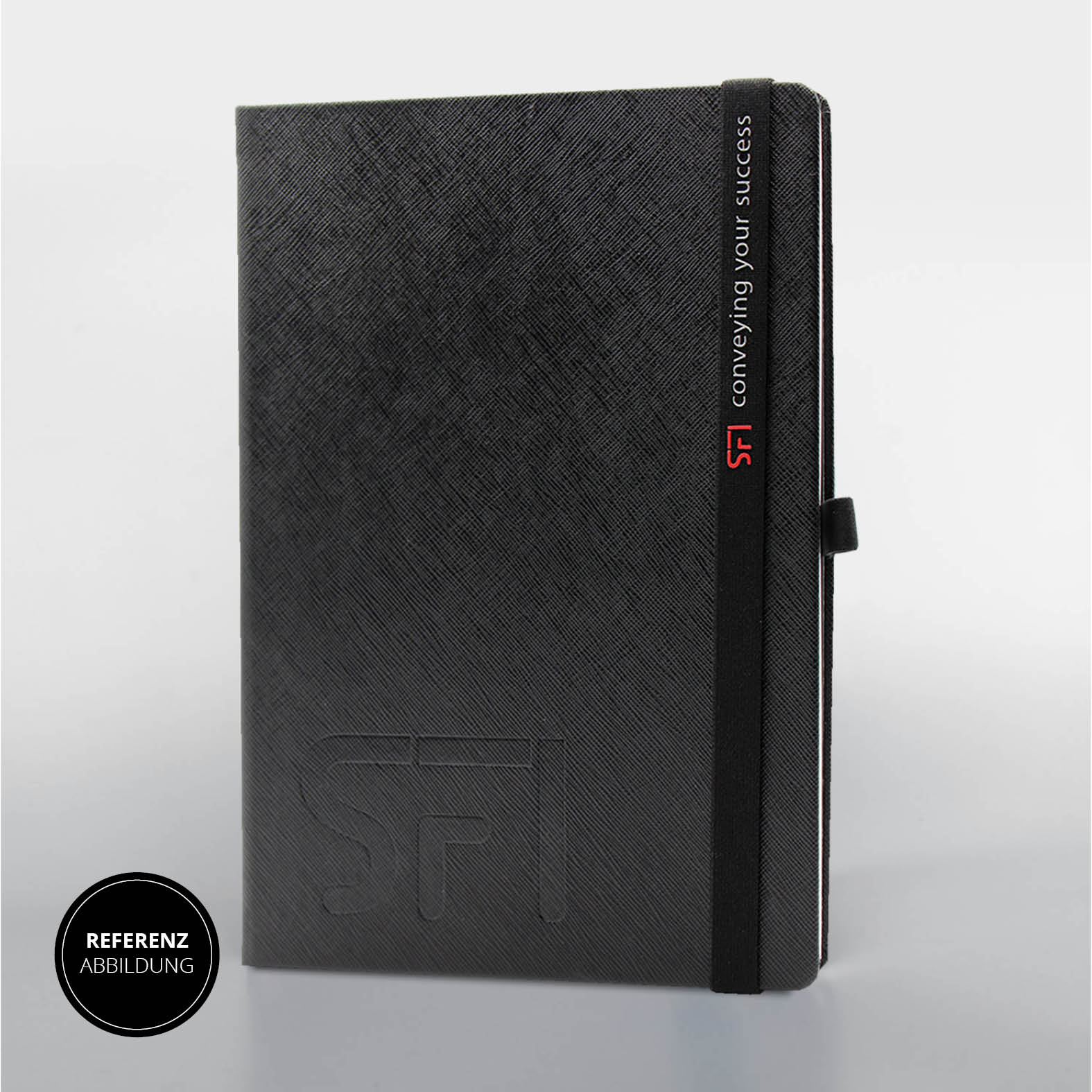 Lanybook Notizbuch in Schwarz mit strukturiertem Saffiano Einband, schwarzem Lanyband, individueller Logo Prägung und Referenzabbildung