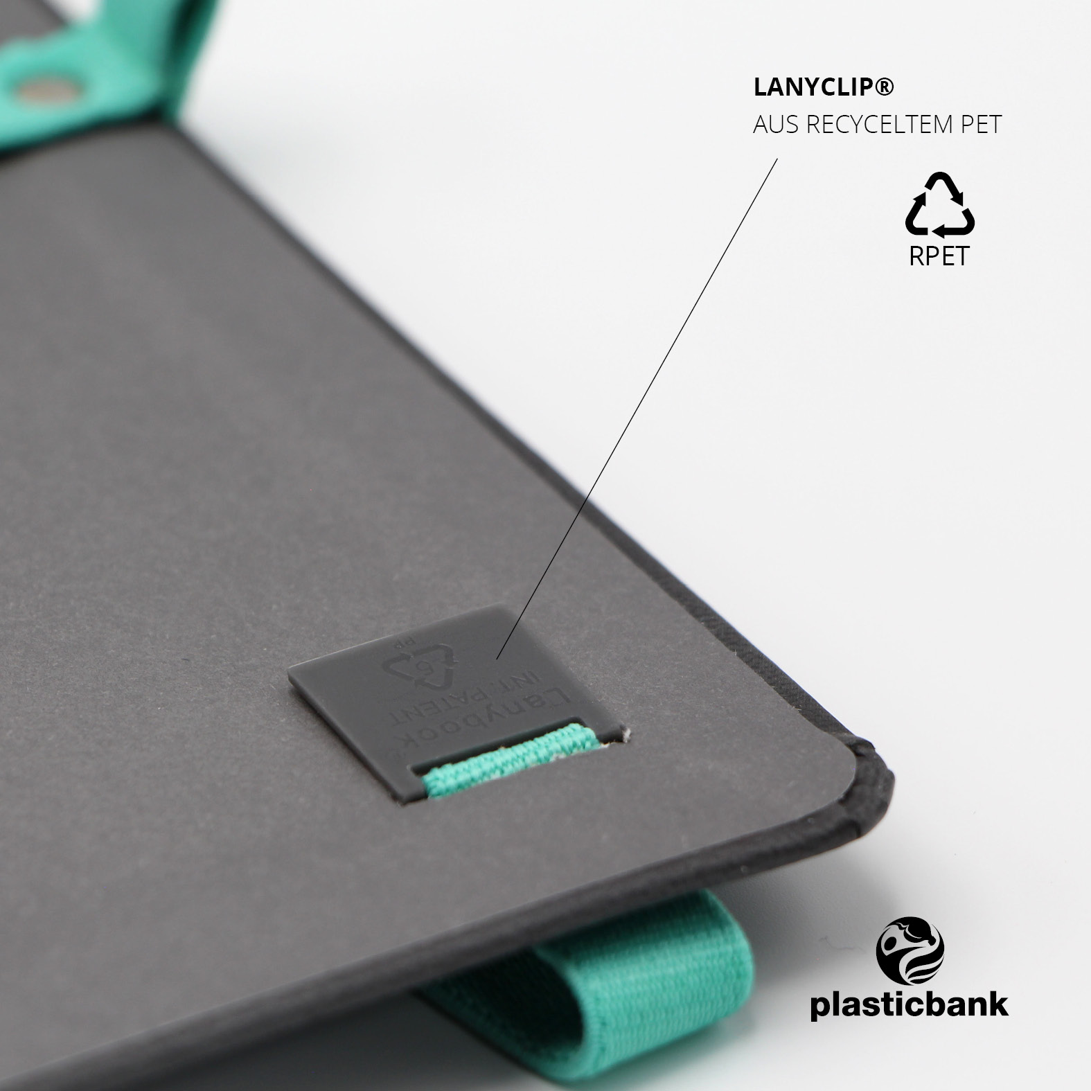 Innenansicht mit Lanyclip® aus recyceltem PET, integriert in den Buchdeckel – inkl. Plastic Bank Symbol.