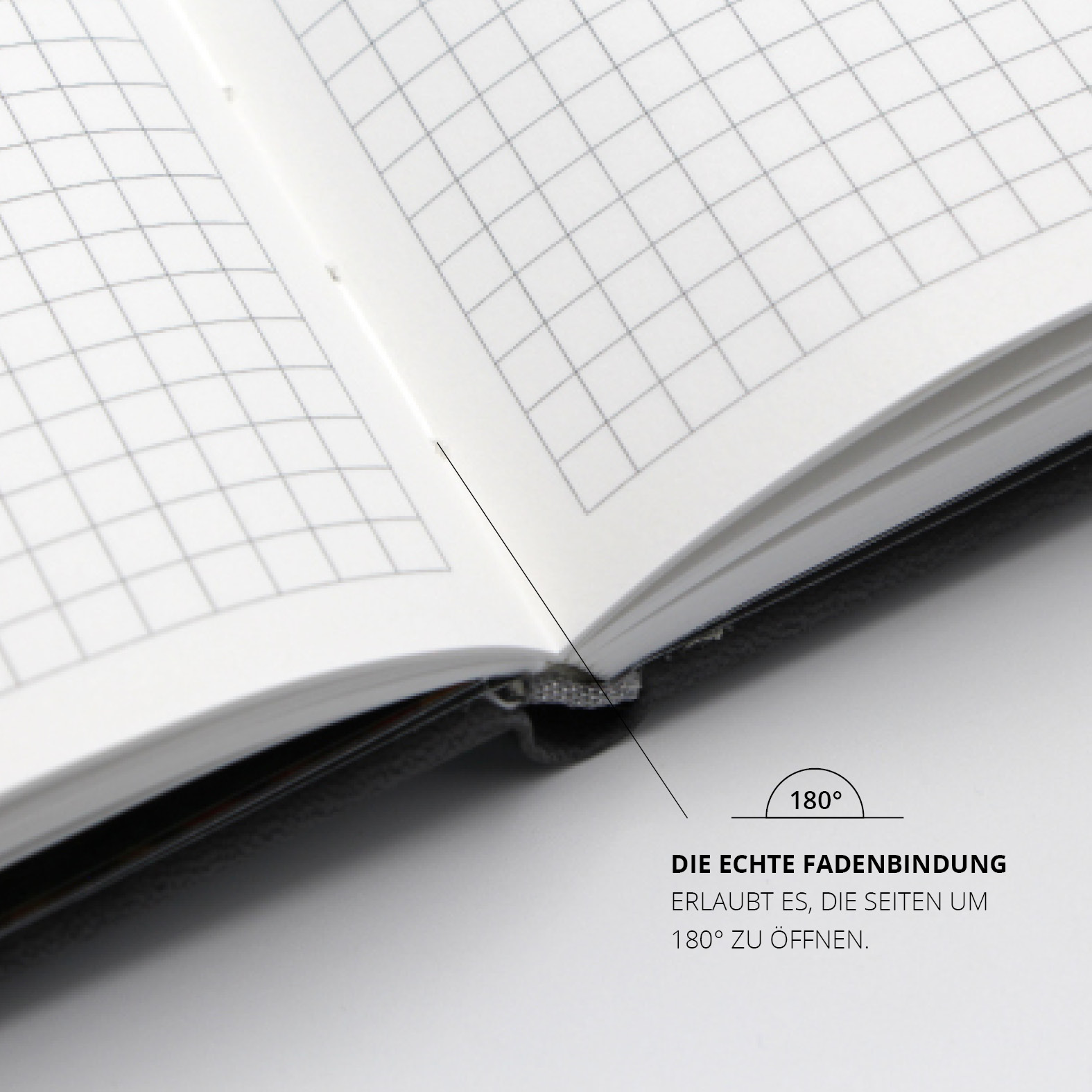 Nahaufnahme der Fadenbindung im geöffneten Lanybook®, zeigt flach aufliegende Seiten mit kariertem Muster