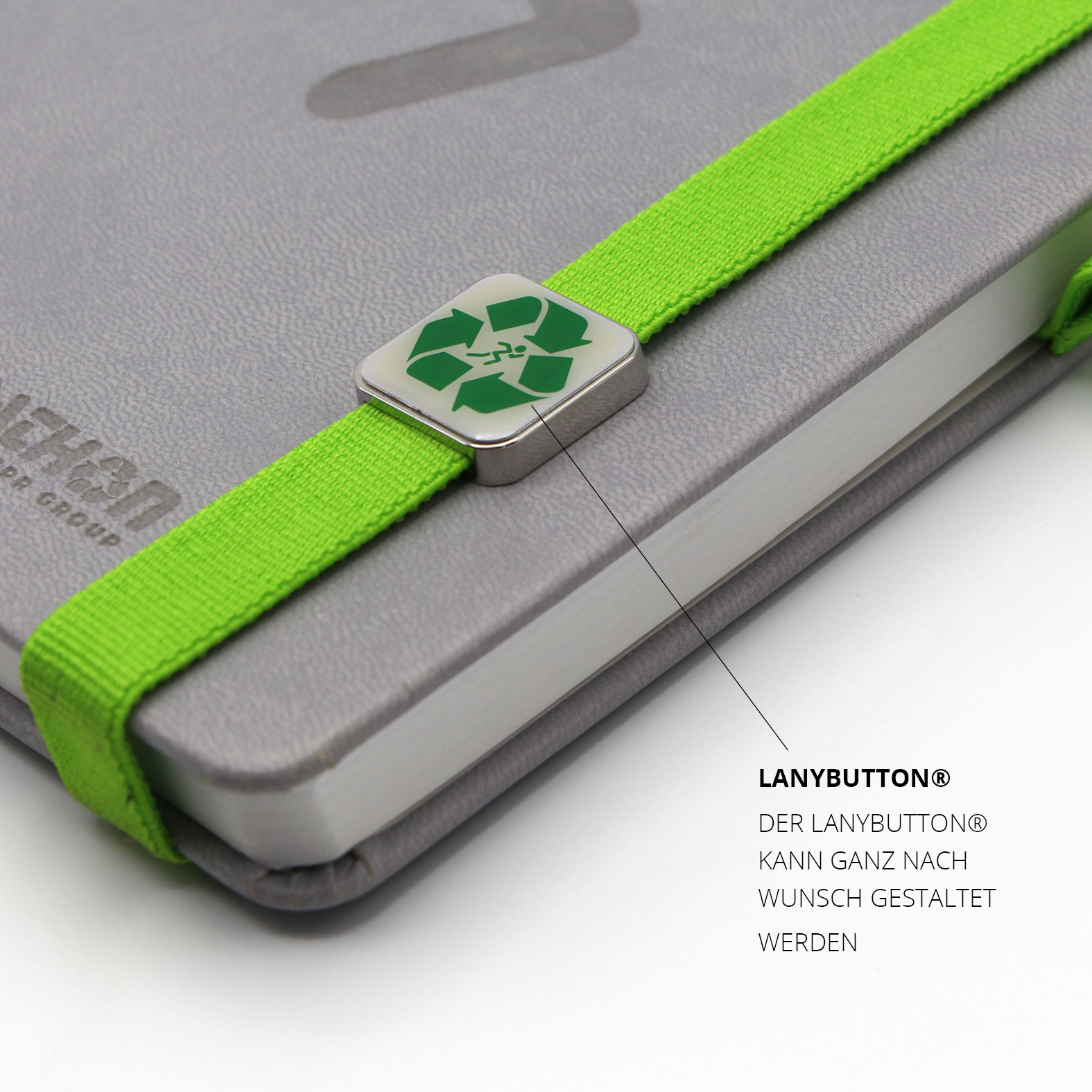 Lanybutton® auf dem grünen Lanyband®, veredelt mit Recycling-Symbol und Person in Bewegung.