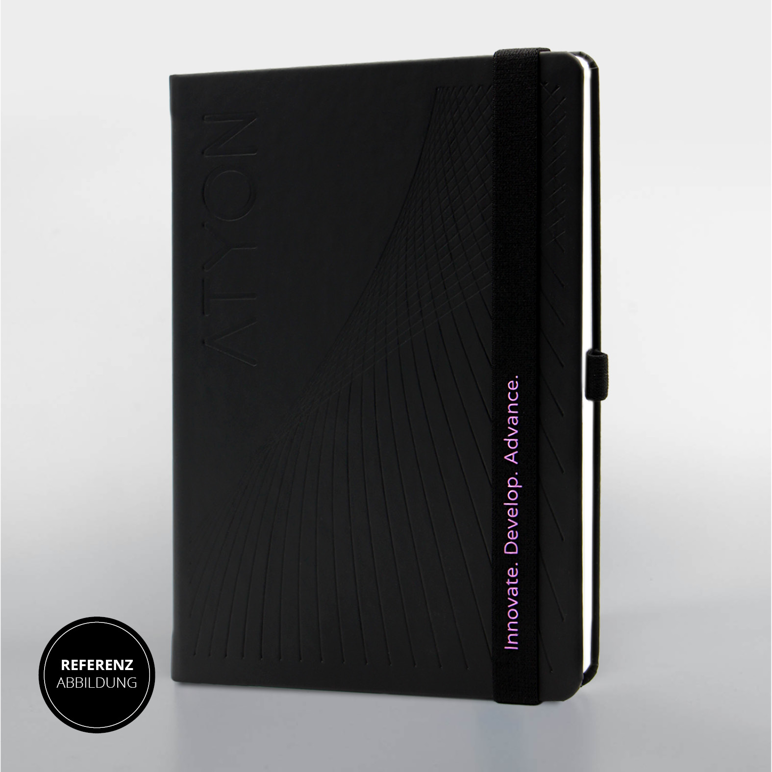 Gesamtansicht des Atyon-Lanybooks mit geprägtem Logo und filigranem Linienmuster, ergänzt durch ein schwarzes Lanyband® mit farbigem Silikondruck – modern, präzise und markant.