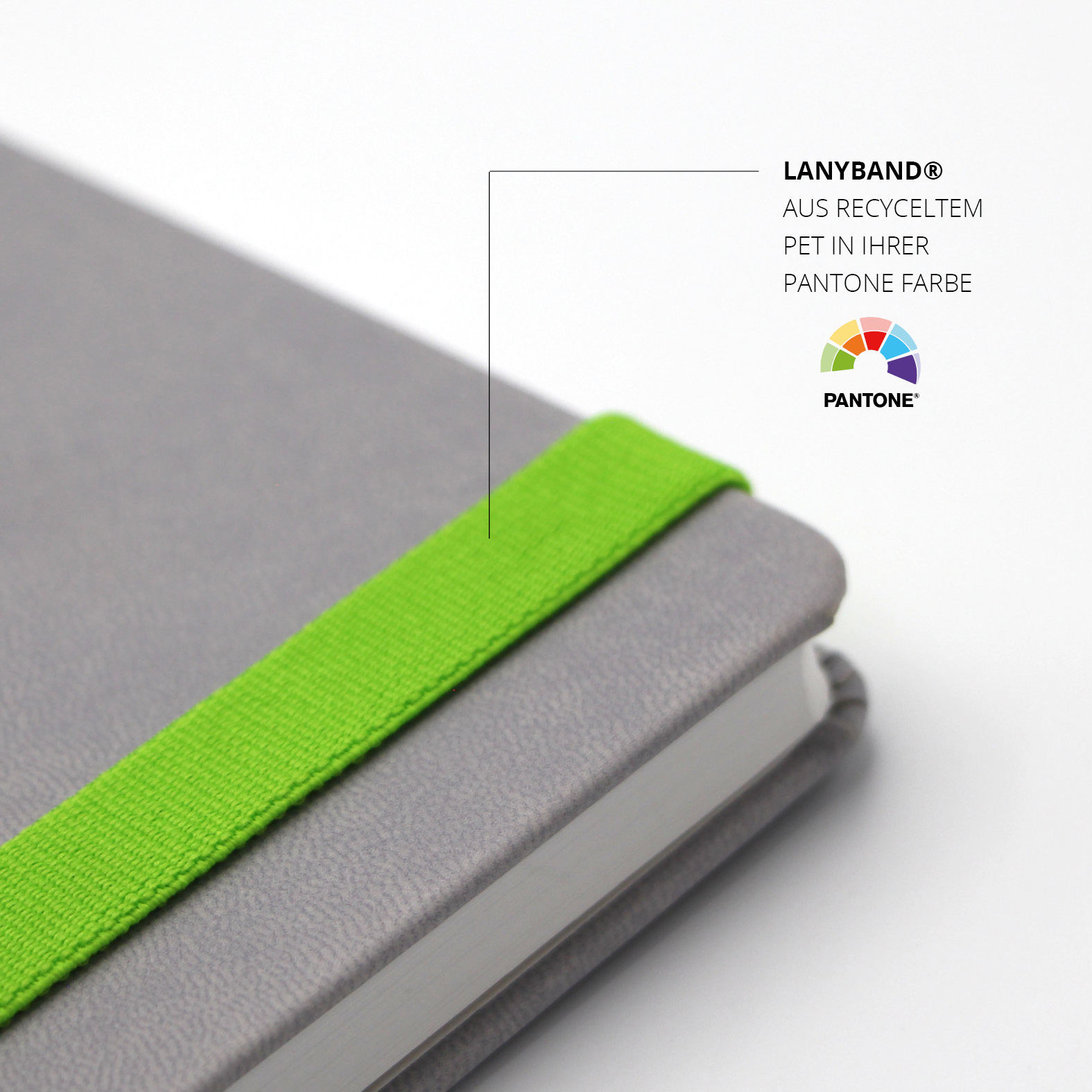 Grünes Lanyband® aus recyceltem PET in individueller Pantonefarbe, präzise verarbeitet und fest integriert.