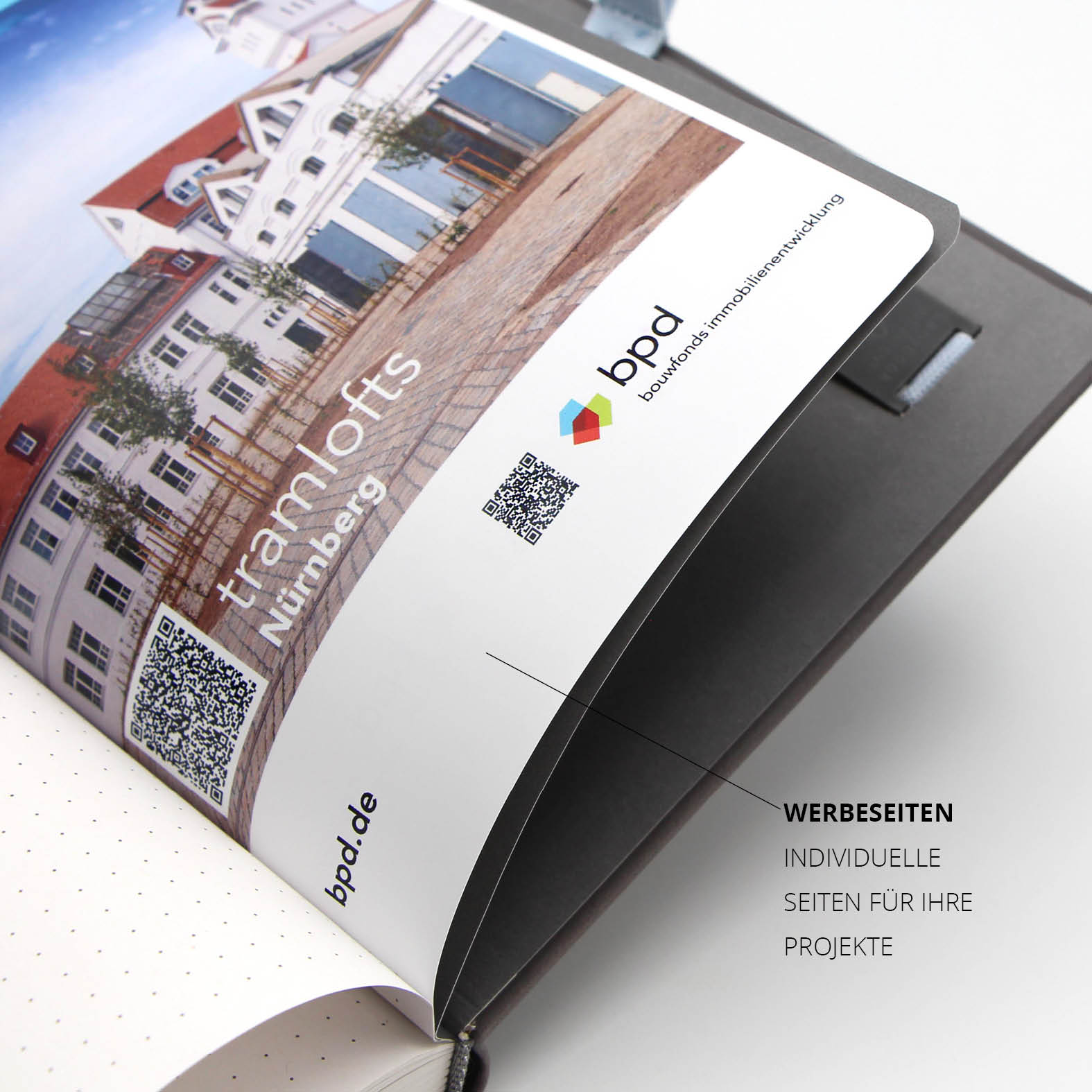 Individuell gestaltete Werbeseiten im Lanybook® Nature mit bpd Branding, QR Codes und Projektinformationen.