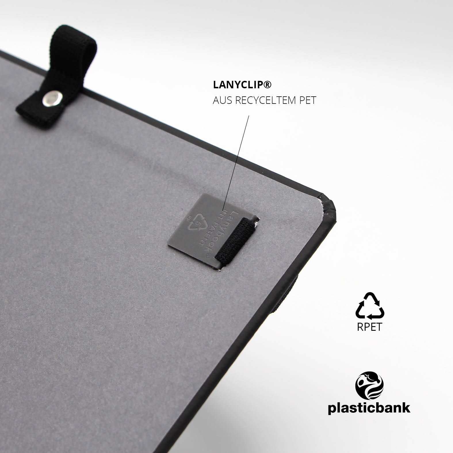 LanyClip® aus recyceltem PET zur sicheren Befestigung des Lanybands am Notizbuch.