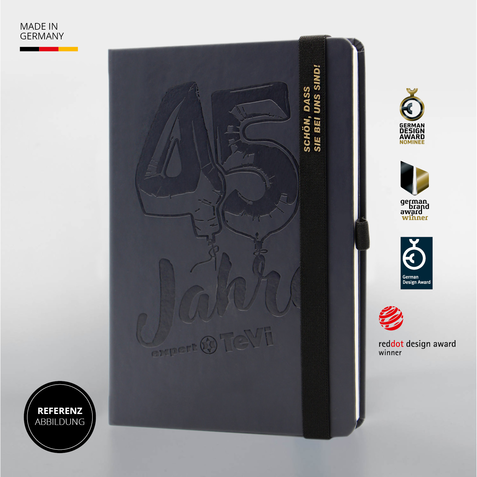 Lanybook® Nature A5 in Dunkelblau mit schwarzem Lanyband und Prägung "45 Jahre" als Referenz für Expert TeVi, präsentiert neben renommierten Design-Auszeichnungen wie dem German Design Award und Red Dot Award.