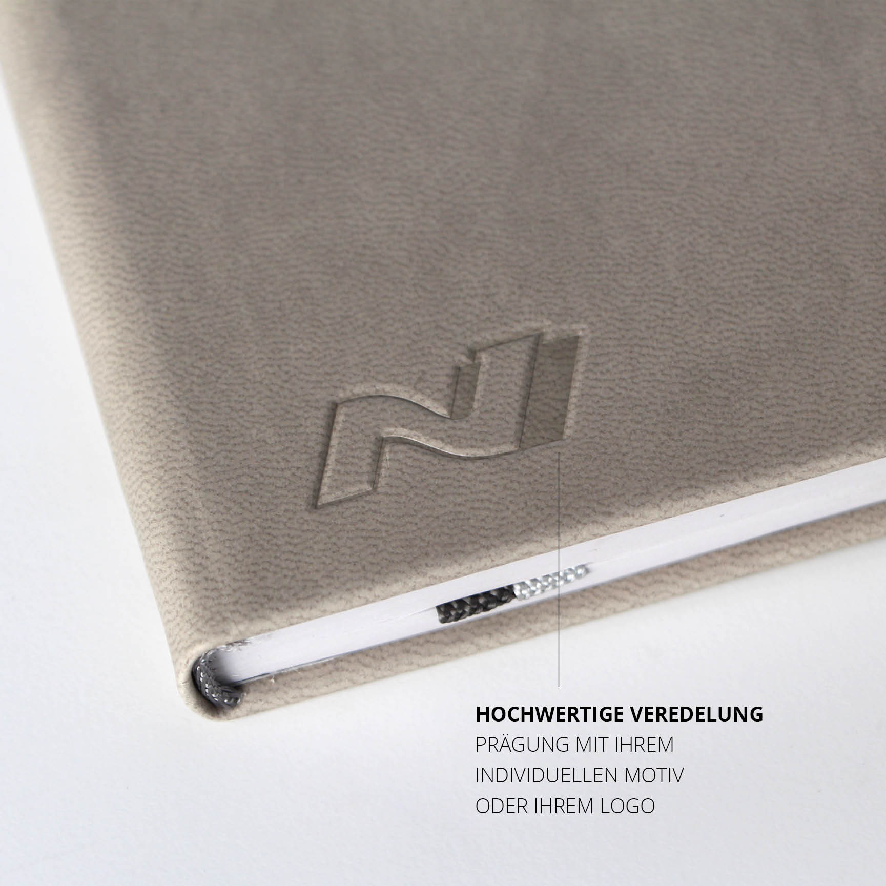 Hyundai-Notizbuch mit personalisierter Logo-Prägung auf veganem Leder – Hochwertige Veredelung mit dezenter Logo-Prägung auf beigem Kunstleder.