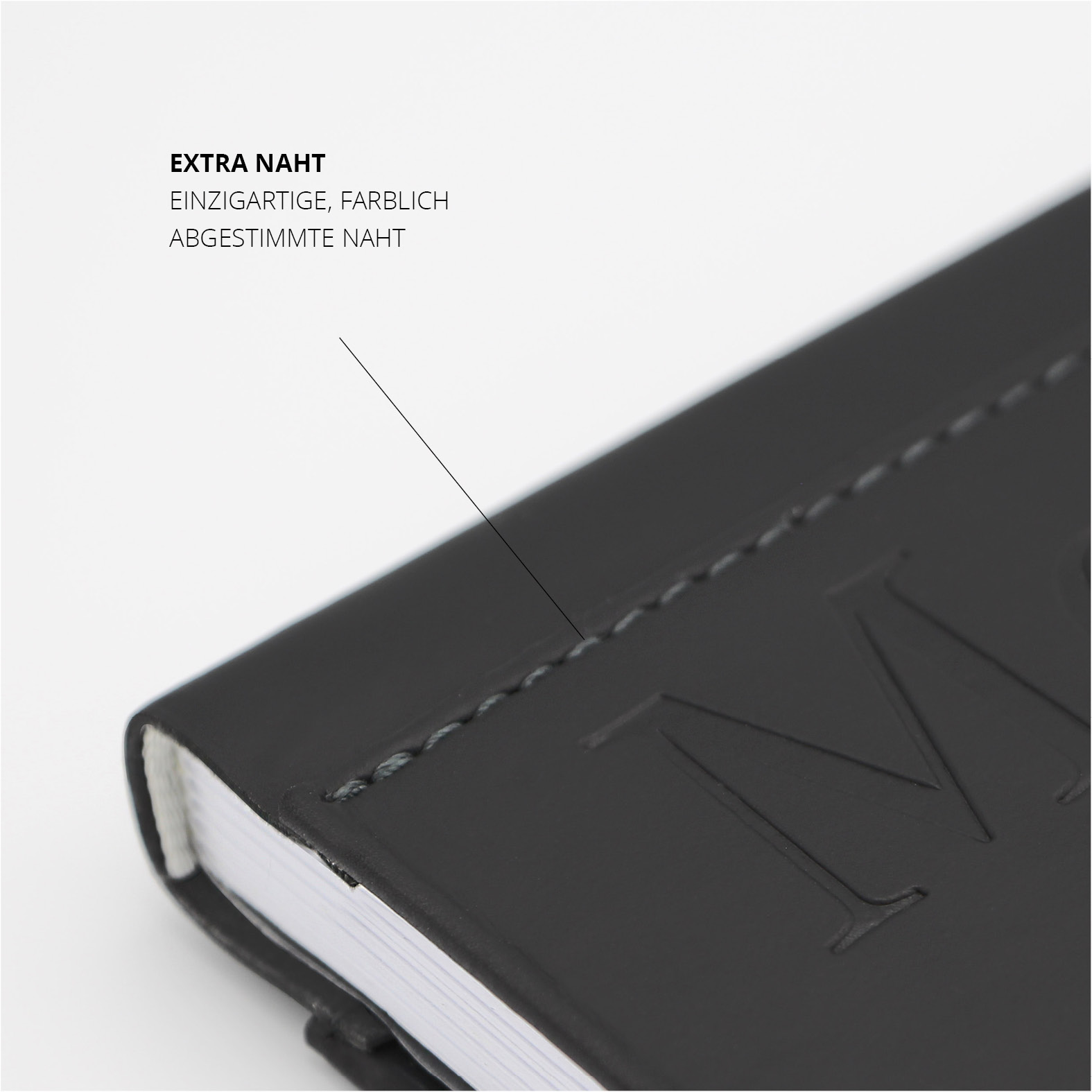 Hochwertiges Mercedes-Benz Notizbuch mit eleganter Naht und feiner Prägung. Perfekt für edles Firmen-Branding.