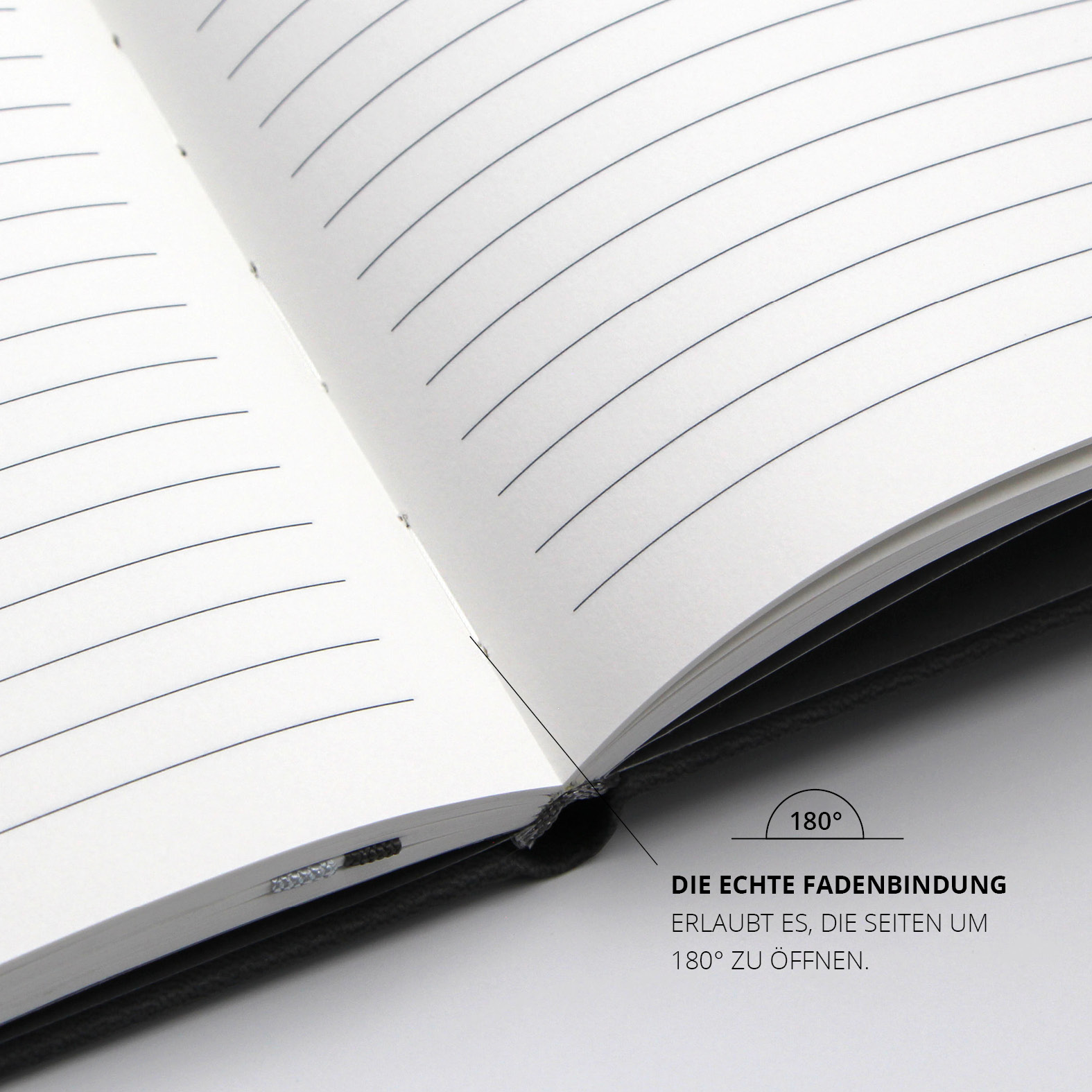 Geöffnete Innenseite des Notizbuchs mit echter Fadenbindung, die ein flaches Aufschlagen auf 180° ermöglicht.