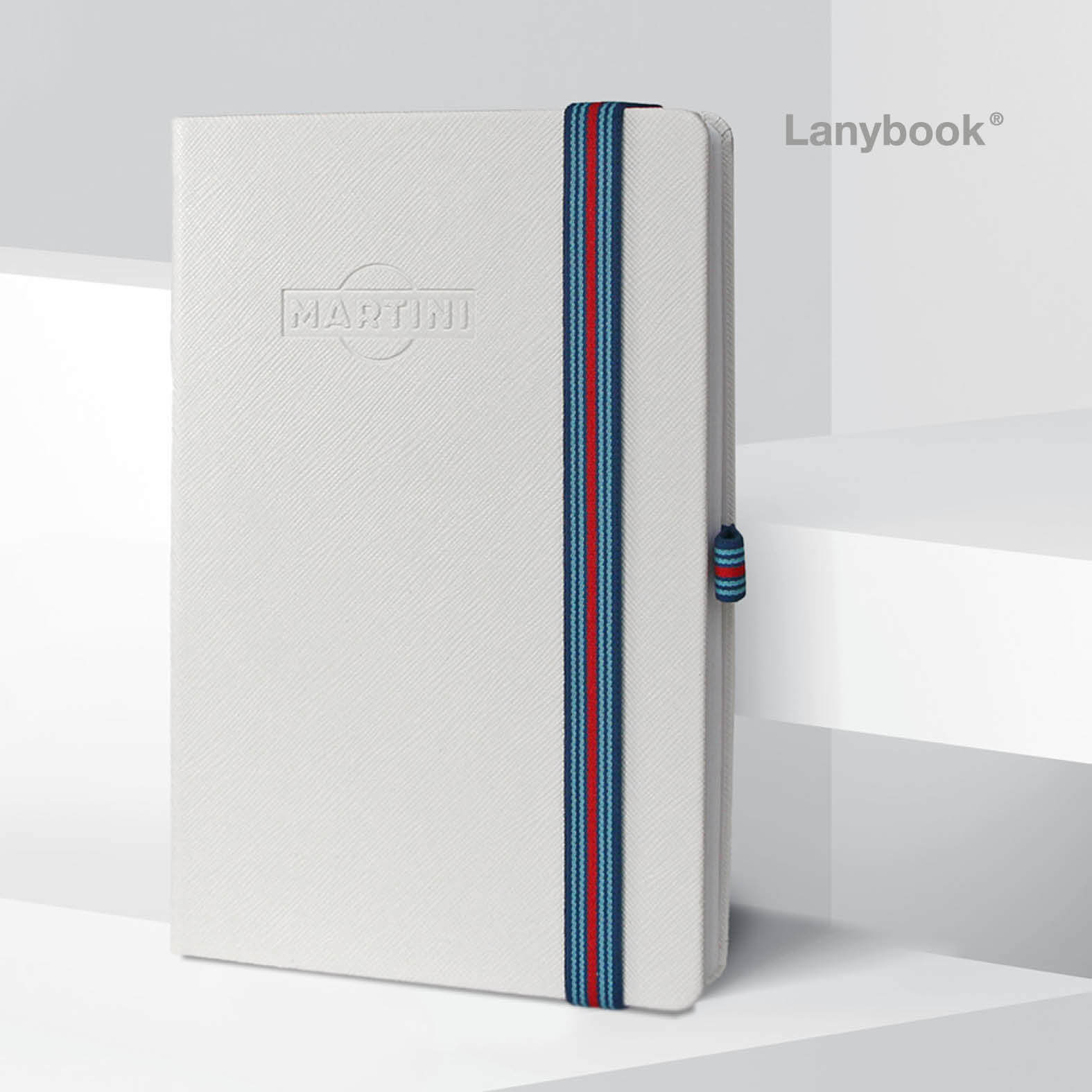 Martini Notizbuch auf weißem Hintergrund – Hochwertiges Notizbuch mit Martini-Logo. Strukturierter veganer Ledereinband. Made in Germany.