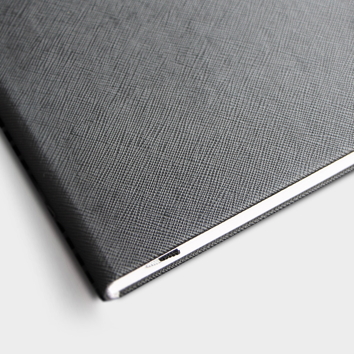 Strukturiertes Cover des Notizbuchs – Detailaufnahme des robusten, texturierten Covers in Schwarz mit eleganter Optik.