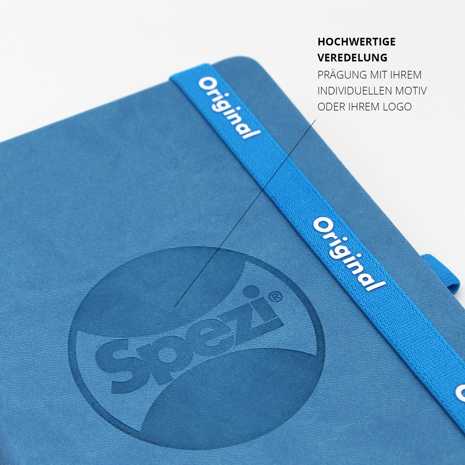 Hochwertige Blindprägung des Spezi-Logos auf dem blauen Kunstledercover mit farblich passendem Lanyband®.