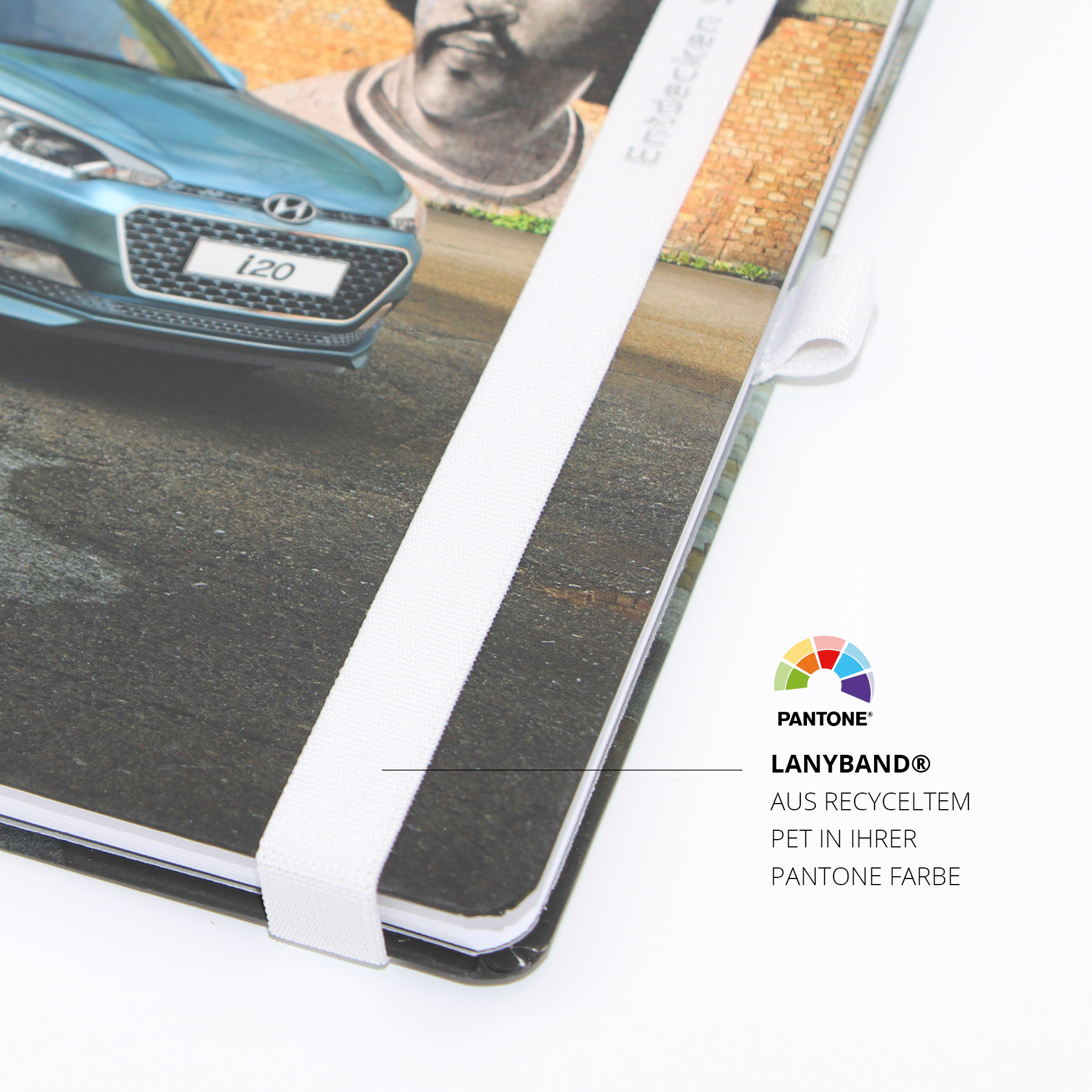 Detailansicht weißes Lanyband® aus recyceltem PET in individueller Pantone Farbe.