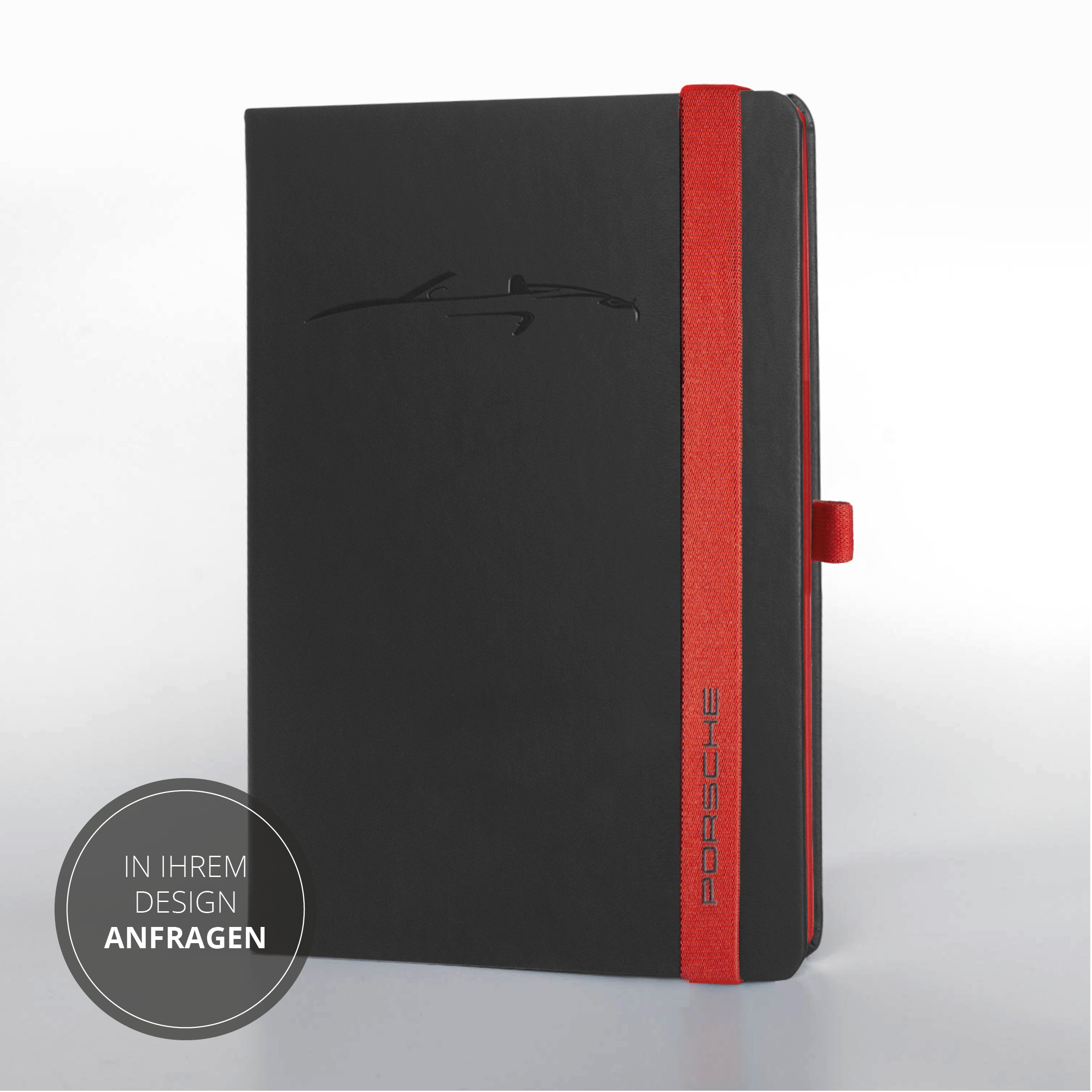 Schwarzes Porsche Notizbuch mit rotem Lanyband® und Prägung, stehend präsentiert.