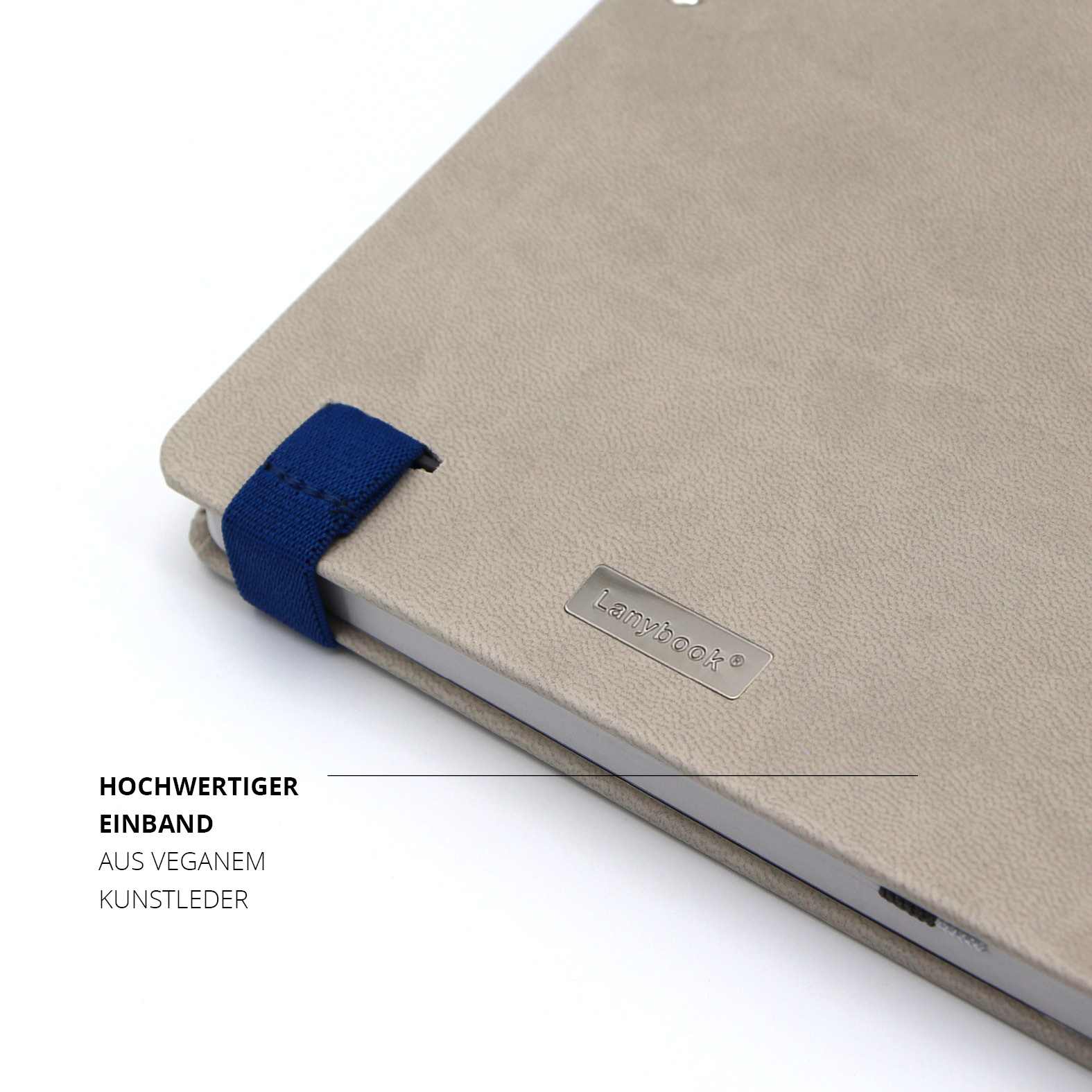 Detailaufnahme des beige-farbenen Covers des Lanybook® Pro mit blauem Lanyband®, Stiftschlaufe und silbernem Lanybook®-Metalllabel. Hochwertiger Einband aus veganem Kunstleder.