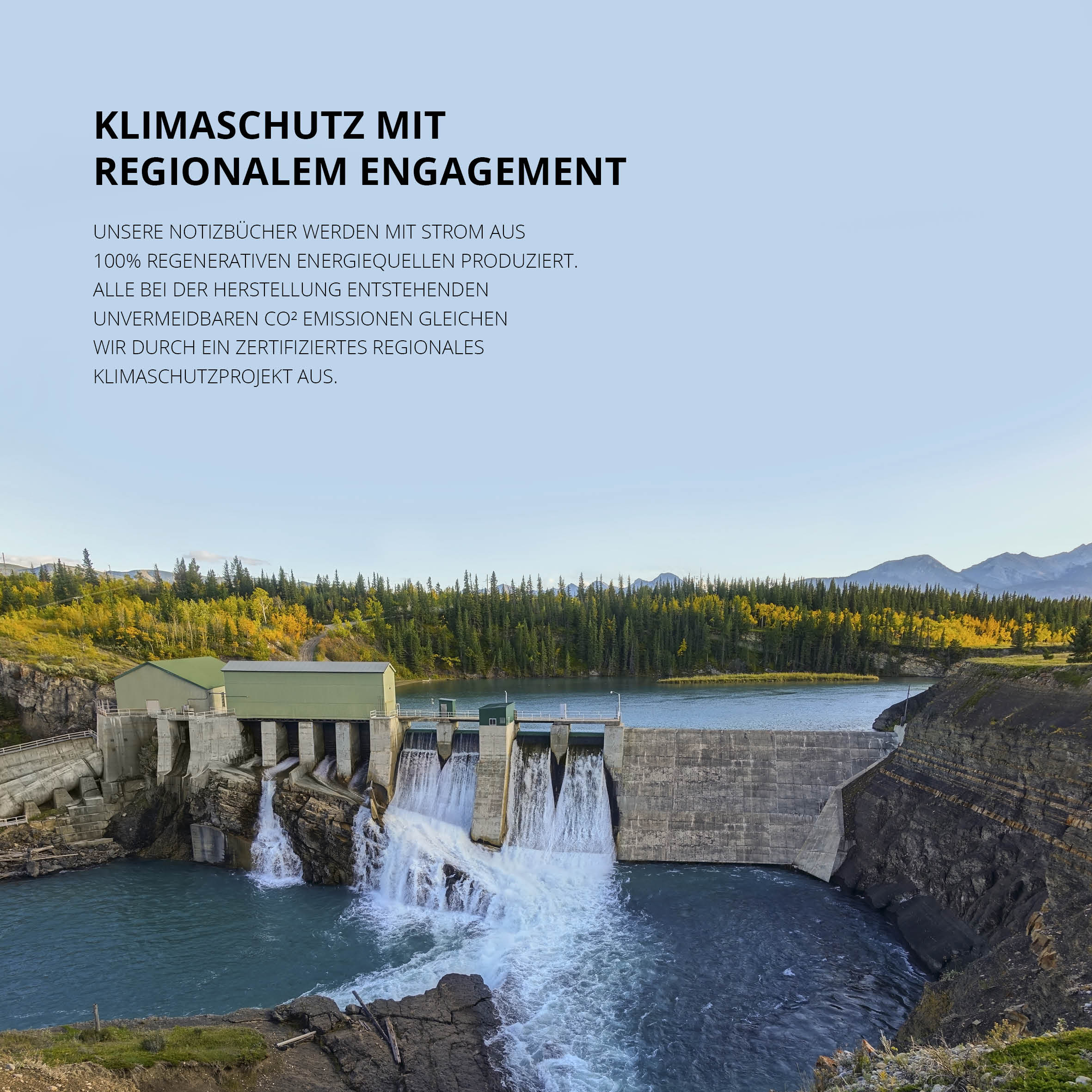 Wasserkraftwerk mit fließendem Wasser, umgeben von grüner Landschaft und Bergen, mit Text über Klimaschutz.