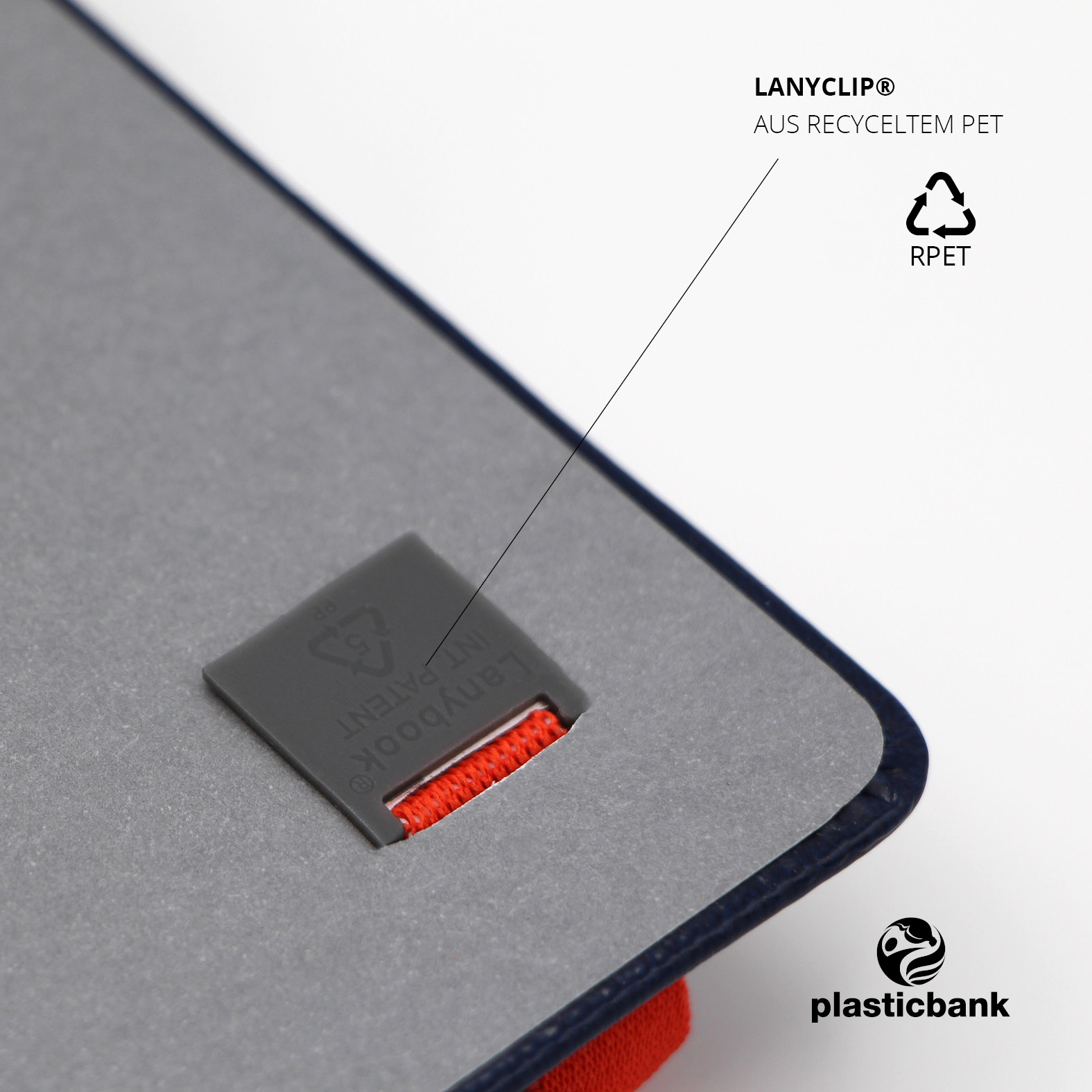 Innenansicht des Lanybook® mit grauem Lanyclip® aus recyceltem PET, sichtbar verbunden mit dem roten Lanyband®, Logo der Plasticbank unten rechts.