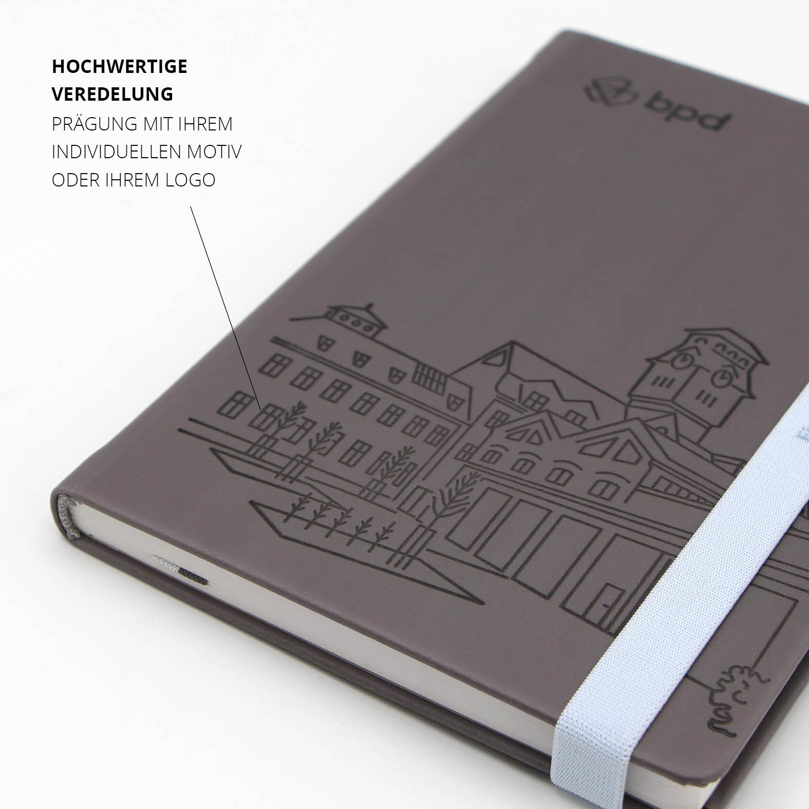 Detail der hochwertigen Prägung auf dem grauen Lanybook® Nature Einband mit individuellem Motiv für bpd, präzise umgesetzt und dauerhaft haltbar.