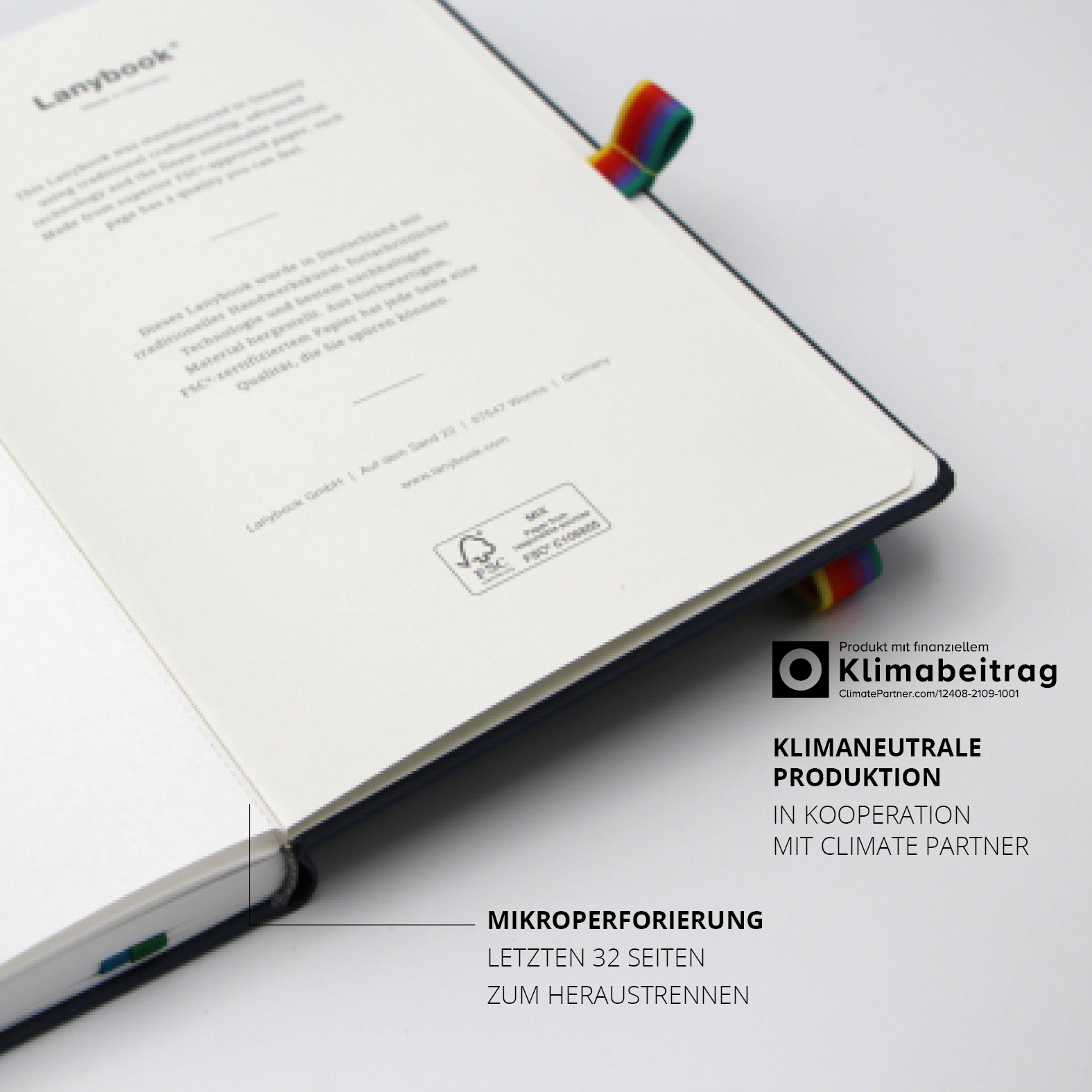 Innenansicht des Lanybooks mit Hinweis auf klimaneutrale Produktion in Kooperation mit ClimatePartner. Sichtbar ist das Impressum sowie die Mikroperforierung der letzten 32 Seiten zum Herausreißen. Rechts oben das bunte Lanyband®.