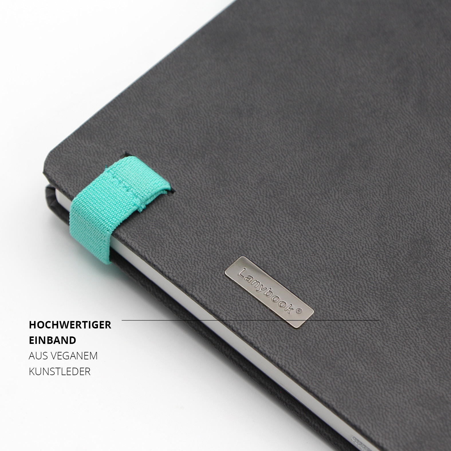 Rückseite des Lanybook® PRO mit Lanybook® Metall-Emblem und genähter Stiftschlaufe in Türkis.