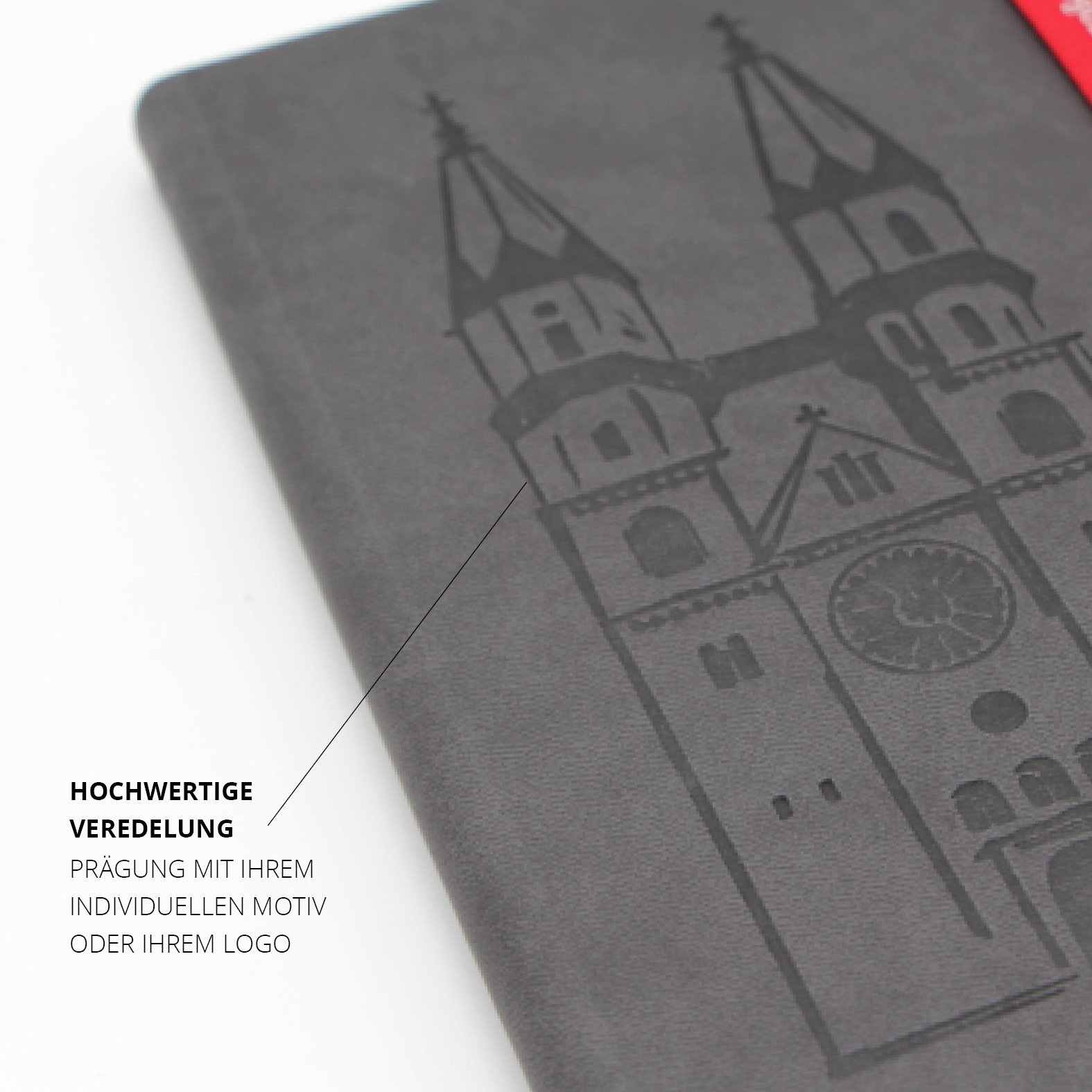 Nahaufnahme einer schwarzen Blindprägung auf dem veganen Kunstleder-Cover des Lanybook®, Motiv: Schlosskirche Meiningen
